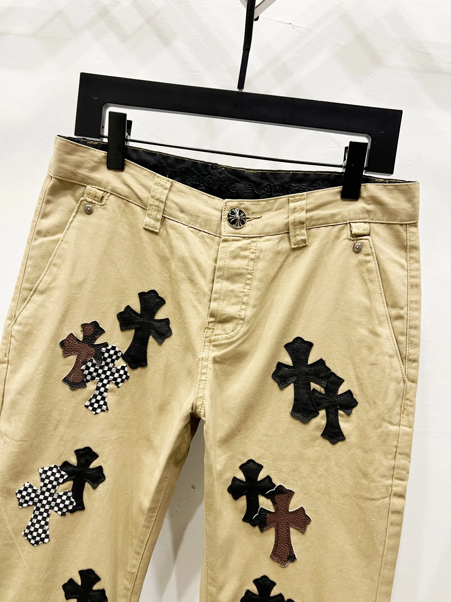 P260 Style Number: (W002) ChromeHearts & Khaki Leather Cross Piece Leather Straight Jeans Ceiling-Level Jeans A pair is hard to find at the counter‼ ️About Zangyin✅This is an extremely luxurious fashion brand that can also be called the aristocracy of the high street. It has always been an exclusive brand for some hipsters or rich second generations. The color of this model is already very eye-catching by using a unique washed material. It is decorated with pink patch cross flowers, which cleverly highlights the charm of the brand. Secondly, this model adopts a classic high-waist cut design, which highlights the long legs and fashionable temperament of the upper body. The brand is highly recognizable and the slim-fitting configuration is more suitable for daily wear. The personality will be fashionable and the specifications can be seen at a glance. Materials and technology ✅ Needless to say, this point goes without saying. As an excellent craftsman brand, Zangyin's requirements for details and craftsmanship are really perfect. The washed color of this model has gone through a lot of processes, not to mention the embellishment of the denim appliqués. It is also purely handmade and sewn. Just like what they believe in, only handmade things have soul and have the meaning of wearing. A top-notch heavy-duty fashionable denim item, recommended by both hands‼ ️ Size: 28, 30, 32, 34, 36 (S-XXL) Color: Khaki